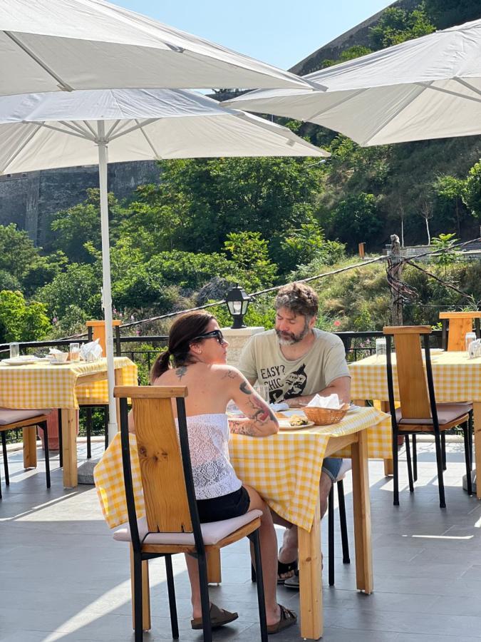 Hotel With Castle View Gjirokastër المظهر الخارجي الصورة